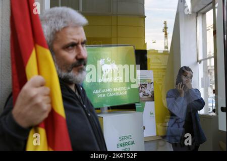 Milano, 2022 ottobre, i sindacati di base USB protestano di fronte all'ufficio cittadino dell'ENI contro l'aumento dei prezzi del gas a causa della crisi energetica internazionale e della speculazione. Un facsimile della fattura del gas è bruciato Foto Stock