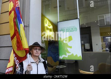 Milano, 2022 ottobre, i sindacati di base USB protestano di fronte all'ufficio cittadino dell'ENI contro l'aumento dei prezzi del gas a causa della crisi energetica internazionale e della speculazione. Un facsimile della fattura del gas è bruciato Foto Stock