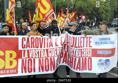 Milano, 2022 ottobre, i sindacati di base USB protestano di fronte all'ufficio cittadino dell'ENI contro l'aumento dei prezzi del gas a causa della crisi energetica internazionale e della speculazione. Un facsimile della fattura del gas è bruciato Foto Stock