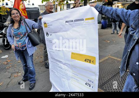 Milano, 2022 ottobre, i sindacati di base USB protestano di fronte all'ufficio cittadino dell'ENI contro l'aumento dei prezzi del gas a causa della crisi energetica internazionale e della speculazione. Un facsimile della fattura del gas è bruciato Foto Stock