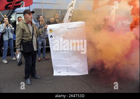 Milano, 2022 ottobre, i sindacati di base USB protestano di fronte all'ufficio cittadino dell'ENI contro l'aumento dei prezzi del gas a causa della crisi energetica internazionale e della speculazione. Un facsimile della fattura del gas è bruciato Foto Stock