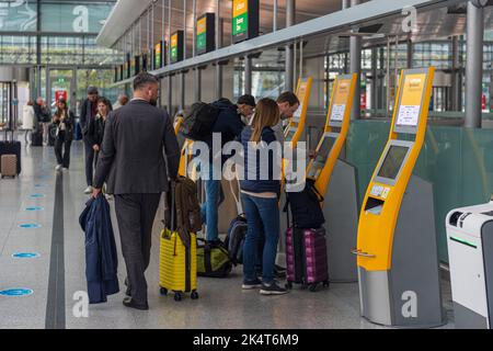 MONACO di Baviera, GERMANIA - 29 SETTEMBRE 2022: I passeggeri che effettuano il check-in presso il check-in self-service del Terminal 2 dell'aeroporto di Monaco. Foto Stock