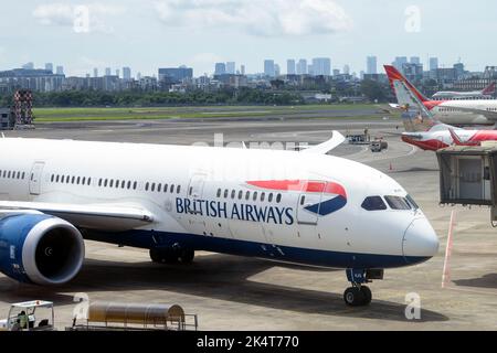 MUMBAI - SET 25: Boeing 787 Dreamliner con il logotipo della British Airways sulla fusoliera all'aeroporto internazionale Chhatrapati Shivaji di Mumbai, il Septem Foto Stock
