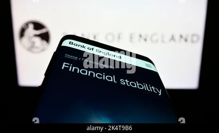 Telefono cellulare con pagina web dell'emittente britannica Bank of England sullo schermo di fronte al logo. Messa a fuoco in alto a sinistra del display del telefono. Foto Stock