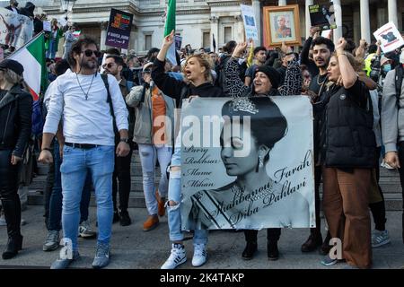 Londra, Regno Unito. 1st ottobre 2022. La gente tiene immagini di Mohammad Reza Pahlavi, l'ex Shah dell'Iran, sua moglie Shahbanu Farah Pahlavi e Mahsa Amini in Piazza Trafalgar in solidarietà con coloro che protestano in tutto l'Iran. Le proteste in Iran sono iniziate a metà settembre, dopo la morte in custodia della polizia di Mahsa Amini, 22 anni, dal Kurdistan, che era stato detenuto dalla polizia morale durante una visita a Teheran per una presunta violazione delle severe regole del codice di abbigliamento per le donne. Credit: Notizie dal vivo di Mark Kerrison/Alamy Foto Stock