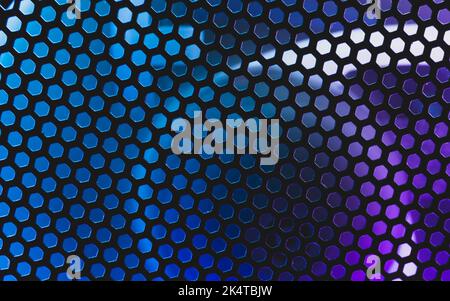 Le luci a LED brillano attraverso i fori della griglia di ventilazione del sistema di raffreddamento dell'aria del computer. Sfondo colorato e futuristico astratto Foto Stock