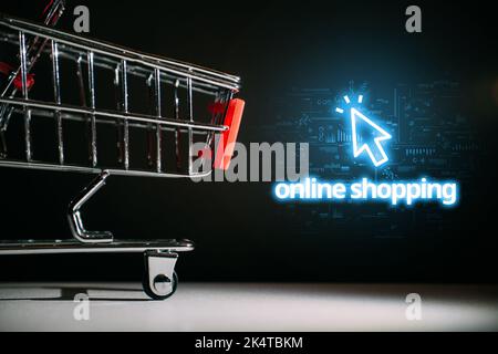 Concetto di shopping online con carrello e cartello al neon Foto Stock