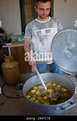 Pecora in cappotto, cibo tipico pastore, (pecora bollita con patate e cipolle), Lotzorai e Santa Maria Navarrese, Ogliastra, Sardegna, Italia Foto Stock