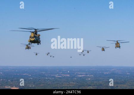 Ft. Campbell, Kentucky, Stati Uniti. 27th Set, 2022. I soldati di 101st brigata dell'aviazione di combattimento (CAB), 101st divisione aerea (Air Assault), si recano alla base dell'aeronautica militare di Little Rock per la loro missione Lethal Shadow, il 27 settembre 2022, a ft. Campbell, Ky. Lo scopo della missione era di testare le capacità della CABINA 101 conducendo un assalto aereo a lungo raggio. Credit: US Army/ZUMA Press Wire Service/ZUMAPRESS.com/Alamy Live News Foto Stock