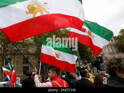 I manifestanti hanno fatto sventolare la bandiera nazionale della rivoluzione pre-islamica iraniana partecipando a una manifestazione di solidarietà alla donna curda iraniana Mahsa Amini durante una protesta il 2 ottobre 2022 a Place de la Republique a Parigi, dopo la sua morte in Iran. Amini, 22 anni, è morto in custodia il 16 settembre 2022, tre giorni dopo il suo arresto da parte della famigerata polizia morale a Teheran per aver presunto violato il rigoroso codice di abbigliamento della repubblica islamica per le donne. Foto di Farzaneh Khademian/ABACAPRESS.COM Foto Stock