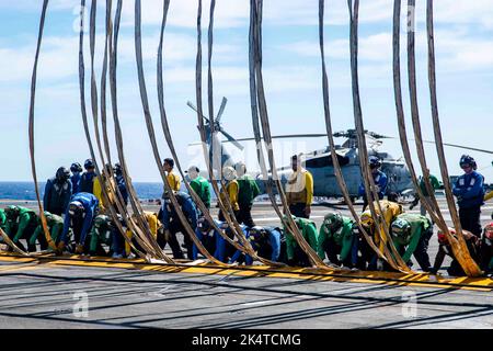 17 settembre 2022 - Oceano Pacifico - i marinai hanno allestito una barricata durante una perforazione di ponte di volo a bordo della sola portaerei statunitense, USS Ronald Reagan (CVN 76), nell'Oceano Pacifico, settembre. 17. Una barricata è utilizzata per gli sbarchi di emergenza quando un aeromobile non dispone di un gancio di coda o di un carrello di atterraggio funzionanti. Ronald Reagan, il fiore all'occhiello del Carrier Strike Group 5, fornisce una forza pronta per il combattimento che protegge e difende gli Stati Uniti e sostiene alleanze, partnership e interessi marittimi collettivi nella regione dell'Indo-Pacifico. (Credit Image: © U.S. Navy/ZUMA Press Wire Service/ Foto Stock