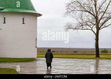 Tula, Russia - 24 settembre 2022: Una suora in abiti neri cammina vicino al tempio. Suora in nero Foto Stock