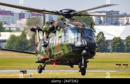 Elicottero di servizio dell'esercito francese NHIndustries NH90-TTH Caiman all'aeroporto di Parigi-le Bourget. Francia - 22 giugno 2017 Foto Stock