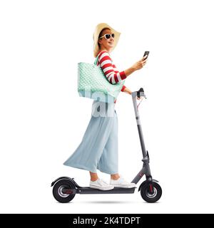 Donna felice in sella a un e-scooter e in chat con il suo smartphone, isolata su sfondo bianco Foto Stock