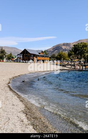 Wanaka è una piccola località turistica estiva e invernale nella regione di Otago, a South Island, in Nuova Zelanda. Wanaka si trova sulla riva del lago Wanak Foto Stock
