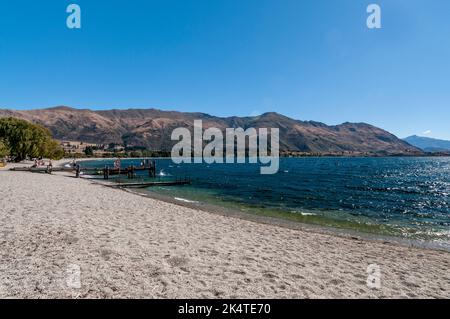 La riva del lago Wanaka a Wanaka, una piccola località sciistica estiva/invernale nella regione di Otago dell'Isola del Sud in Nuova Zelanda. Nelle vicinanze si trova il Lago Wanaka Foto Stock