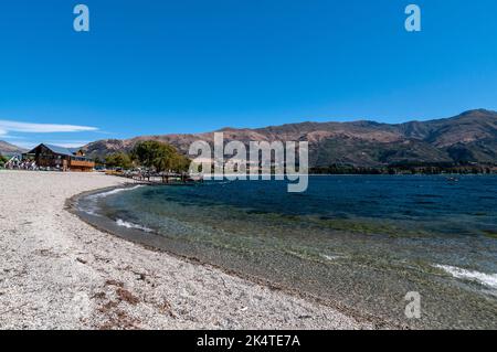 La riva del lago Wanaka a Wanaka, una piccola località sciistica estiva/invernale nella regione di Otago dell'Isola del Sud in Nuova Zelanda. Nelle vicinanze si trova il Lago Wanaka Foto Stock