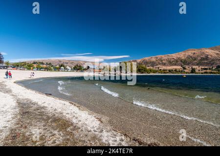 La riva del lago Wanaka a Wanaka, una piccola località sciistica estiva/invernale nella regione di Otago dell'Isola del Sud in Nuova Zelanda. Nelle vicinanze si trova il Lago Wanaka Foto Stock
