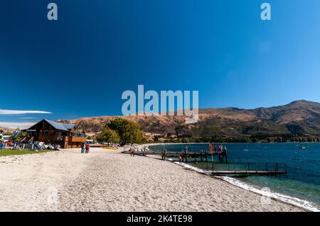 La riva del lago Wanaka a Wanaka, una piccola località sciistica estiva/invernale nella regione di Otago dell'Isola del Sud in Nuova Zelanda. Nelle vicinanze si trova il Lago Wanaka Foto Stock