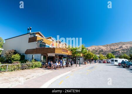 Una fila di piccoli negozi, bistrot e ristoranti su Ardmore Street a Wanaka, una piccola località sciistica estiva/invernale nella regione di Otago dell'Isola del Sud in Foto Stock