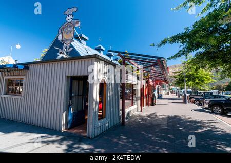 Una fila di piccoli negozi, bistrot e ristoranti su Ardmore Street a Wanaka, una piccola località sciistica estiva/invernale nella regione di Otago dell'Isola del Sud in Foto Stock