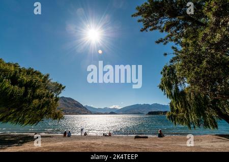 La riva del lago Wanaka a Wanaka, una piccola località sciistica estiva/invernale nella regione di Otago dell'Isola del Sud in Nuova Zelanda. Nelle vicinanze si trova il Lago Wanaka Foto Stock
