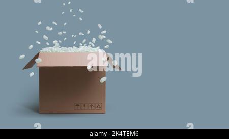 Scatola di consegna aperta riempita con chip di imballaggio in polistirene: Concetto di spedizione e consegna Foto Stock