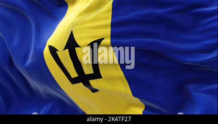 Vista ravvicinata della bandiera nazionale delle Barbados che sventola al vento. Barbados è un paese insulare delle piccole Antille delle Indie Occidentali. Tessuto textur Foto Stock