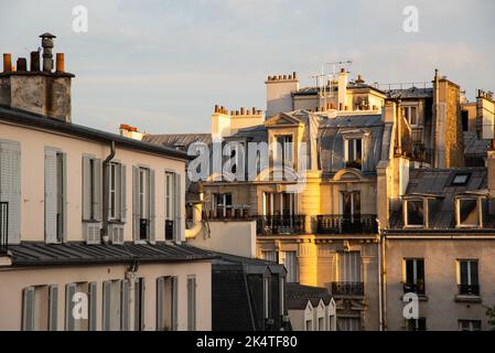 Parigi, Francia. Agosto 2022. I tetti di zinco di Parigi. Foto di alta qualità Foto Stock