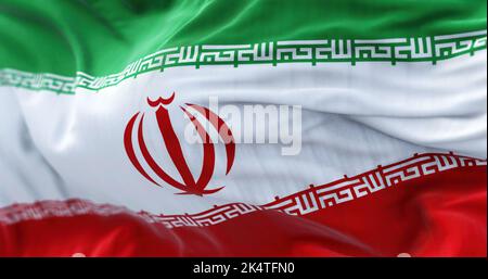 Vista ravvicinata della bandiera nazionale iraniana che sventola nel vento. La Repubblica Islamica dell'Iran è uno Stato dell'Asia situato all'estremità orientale del Medio E. Foto Stock