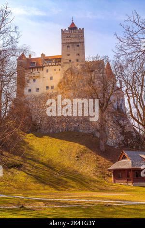 Bella vista panoramica del castello medievale di Dracula Bran al tramonto, Transilvania, Romania Foto Stock