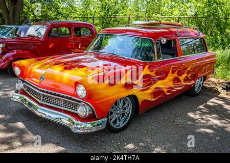 Falcon Heights, Minnesota - 18 giugno 2022: Vista frontale ad angolo in prospettiva alta di un Ford Ranch Wagon del 1955 ad una fiera automobilistica locale. Foto Stock