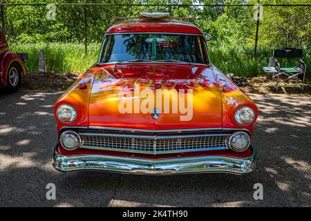 Falcon Heights, Minnesota - 18 giugno 2022: Vista frontale in prospettiva di un Ford Ranch Wagon del 1955 in una fiera automobilistica locale. Foto Stock