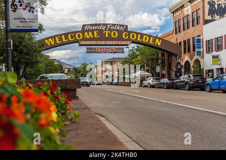 GOLDEN, COLORADO, STATI UNITI - 27 AGOSTO 2022: Golden Colorado Main Street con un'iscrizione: Benvenuti a Golden. Centro storico, dispone di un Foto Stock