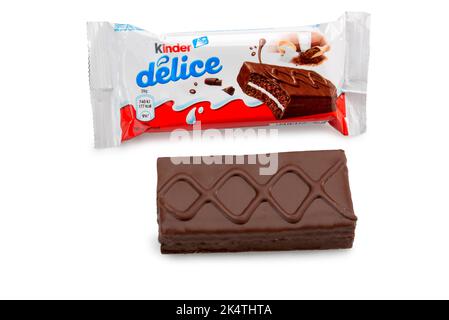 Alba, Italia - 04 ottobre 2022: Confezionamento Kinder Delice Ferrero con pan di Spagna snack al latte e ricoperto di cioccolato, isolato su bianco, Foto Stock