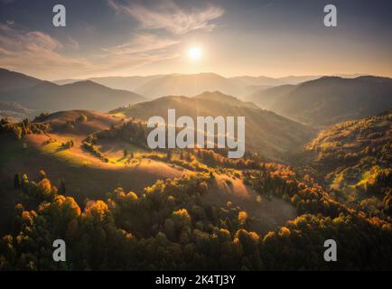 Vista aerea di splendidi aranci sulle colline e sulle montagne Foto Stock