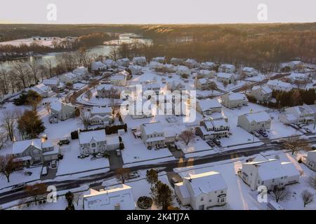 In questa piccola città del New Jersey, i complessi residenziali abitativi hanno i loro tetti spolverati di neve dopo una grave tempesta di neve ha colpito la zona Foto Stock