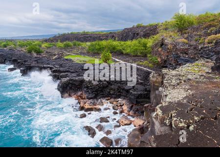 si affaccia sulla baia di alahaka e sul sentiero storico nazionale di ala kahakai lungo la costa meridionale di kona, hawaii Foto Stock