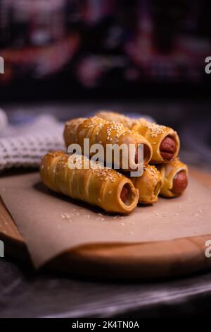 Cottura di salsicce fatte in casa in pasta Foto Stock