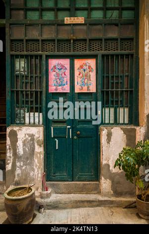 Particolare dell'entrata ad un negozio nella Casa Blu, un isolato di residenza 'Tong lau' conservato a WAN Chai, Isola di Hong Kong Foto Stock