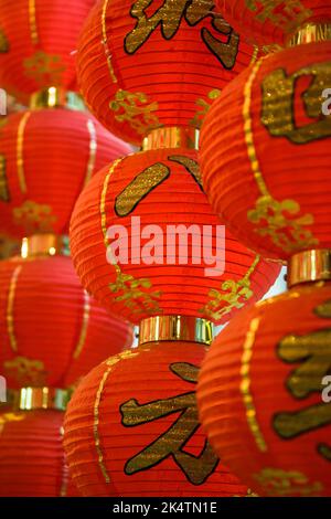 Lanterne tradizionali di carta rossa per Capodanno cinese in vendita a Sheung WAN, Isola di Hong Kong Foto Stock