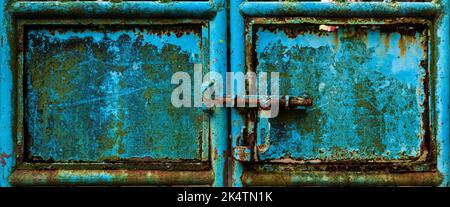 Particolare di un cancello di metallo arrugginito, villaggio di Ngong Ping, Isola di Lantau, Hong Kong Foto Stock