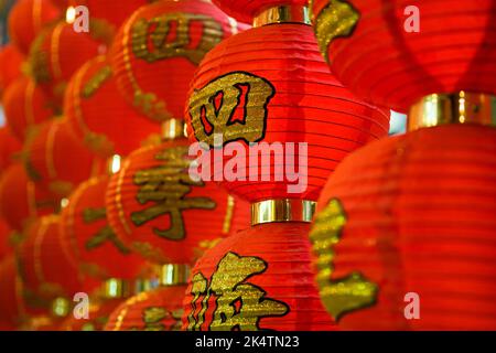 Lanterne tradizionali di carta rossa per Capodanno cinese in vendita a Sheung WAN, Isola di Hong Kong Foto Stock