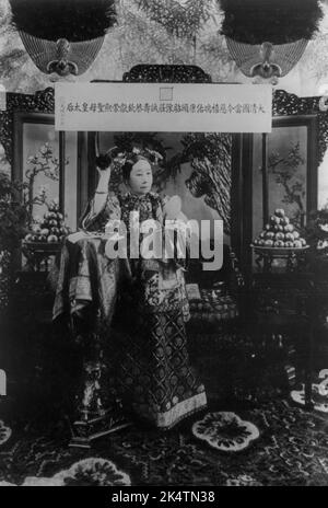 PECHINO, CINA - circa 1898 - Un ritratto completo dell'imperatrice cinese fotografato da un'artista americana - Foto: Geopix Foto Stock