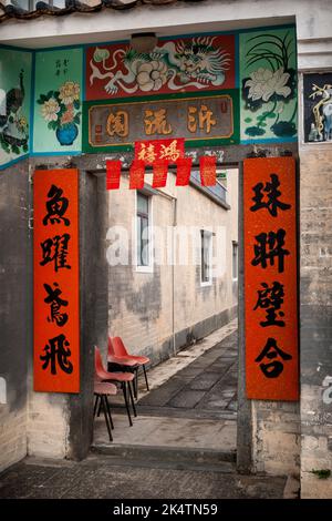 Decorazioni cinesi incorniciano l'ingresso a 泝流園, un edificio storico vicino alla Yi Tai Study Hall, Shui Tau Tsuen, Kam Tin, nuovi territori, Hong Kong Foto Stock