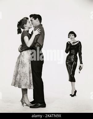 Elvis Presley in "King Creole" (Paramount, 1958). Foto pubblicitaria - Elvis e Dolores Hart con Caroline Jones sullo sfondo. Foto Stock