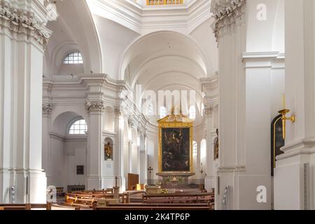 Bella vista interna verso l'abside con il monumentale dipinto ad olio della crocifissione nella chiesa parrocchiale di San Giovanni chiamata anche Stift... Foto Stock