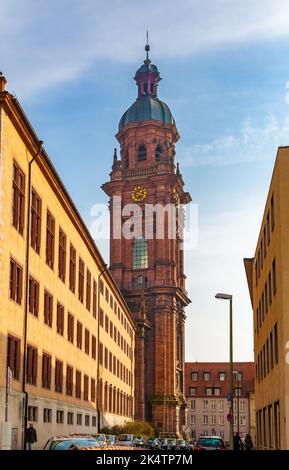 La più alta torre della chiesa di Würzburg, vista dalla via Schönthalstraße. La torre con cupola a coste e coronata da una lanterna a stella appartiene... Foto Stock