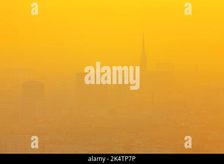 Nebbia gialla sulla città . Foschia densa in città Foto Stock