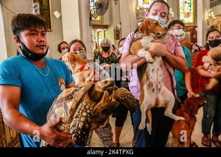 Antipolo, Filippine. 04th Ott 2022. I proprietari portano i loro animali domestici durante la celebrazione della Giornata Mondiale degli Animali. La Giornata Mondiale degli Animali è un evento annuale che si celebra ogni 4th ottobre, la festa di Francesco d'Assisi, patrono degli Animali. La celebrazione della Giornata Mondiale degli Animali mette in evidenza la protezione degli animali come la questione più importante in tutto il mondo. Credit: SOPA Images Limited/Alamy Live News Foto Stock